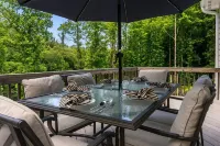 Modern Forest Escape w/ Pickleball, Hot Tub, Sauna, Gym, Fire Pit & Gameroom! - 3 星級