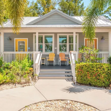 Key West Style Cottage - with pool/hot-tub