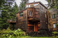 Open-beam Girdwood Chalet w/ Sunlit Solarium - Bungalow