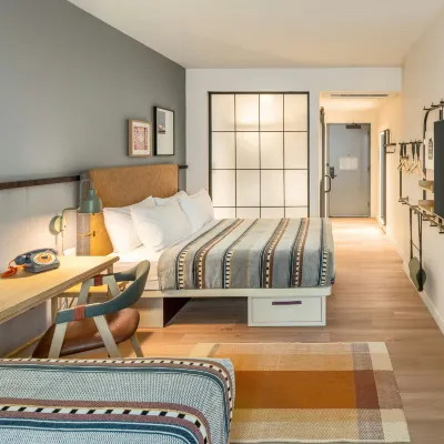 Moxy Cincinnati Downtown Отели рядом с достопримечательностью «Колесо Небесной Звезды»