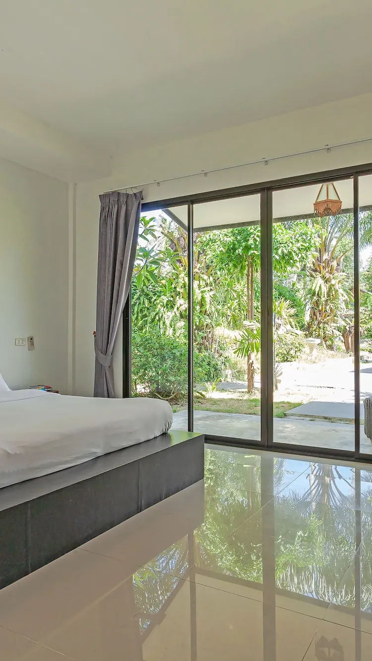 ห้องดีลักซ์ เตียงใหญ่ พร้อมวิวสวน