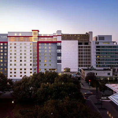 Courtyard Dallas Downtown/Reunion District Hotel berhampiran Muzium Merah Lama
