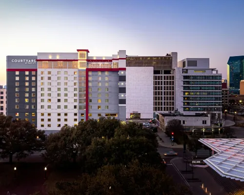 Courtyard Dallas Downtown/Reunion District Hotel berhampiran Menara Reunion