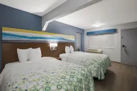 HomeTowne Studios by Red Roof Orange, TX - 2-Star