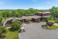 6,000-sq-ft Estate in Delaware River Valley - balcony