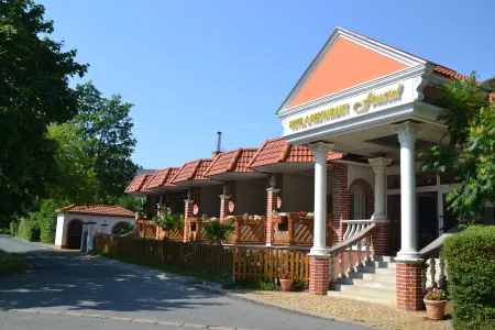 Hotel & Restaurant Feustel Отели в г. Фалькенштайн