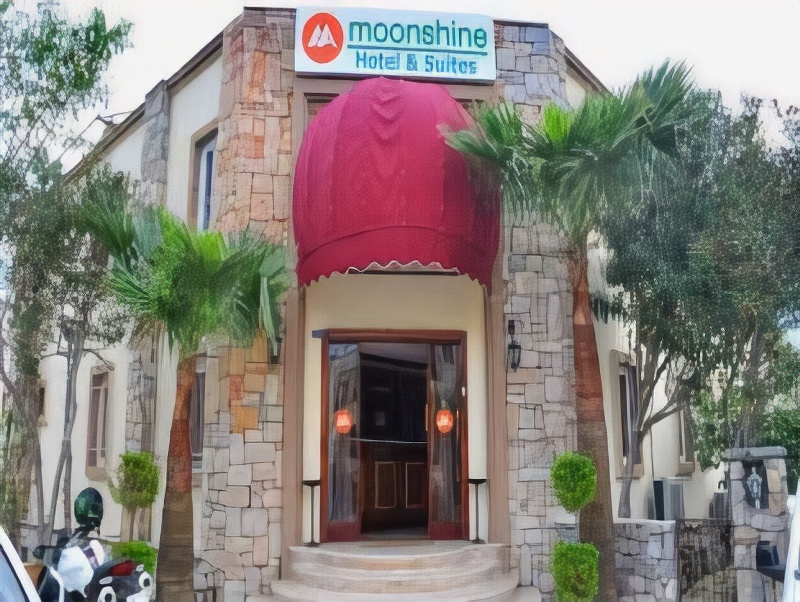 Moonshine Hotel & Suites