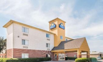 Days Inn & Suites by Wyndham Dallas