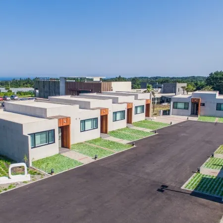 Seogwipo Blue Mountain 4255 Resort (Samdali) Отели рядом с достопримечательностью «Тематический парк Sunrise Lands»
