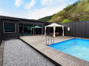 Hongcheon Aehwarang Pool Villa (Free BBQ)