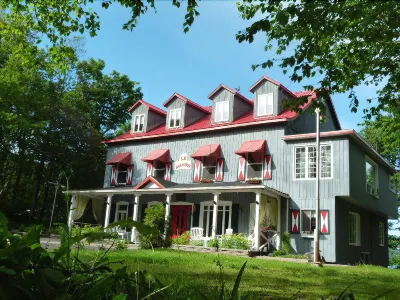 Manoir du Lac Sept-Îles فنادق في Sainte-Catherine-de-la-Jacques-Cartier