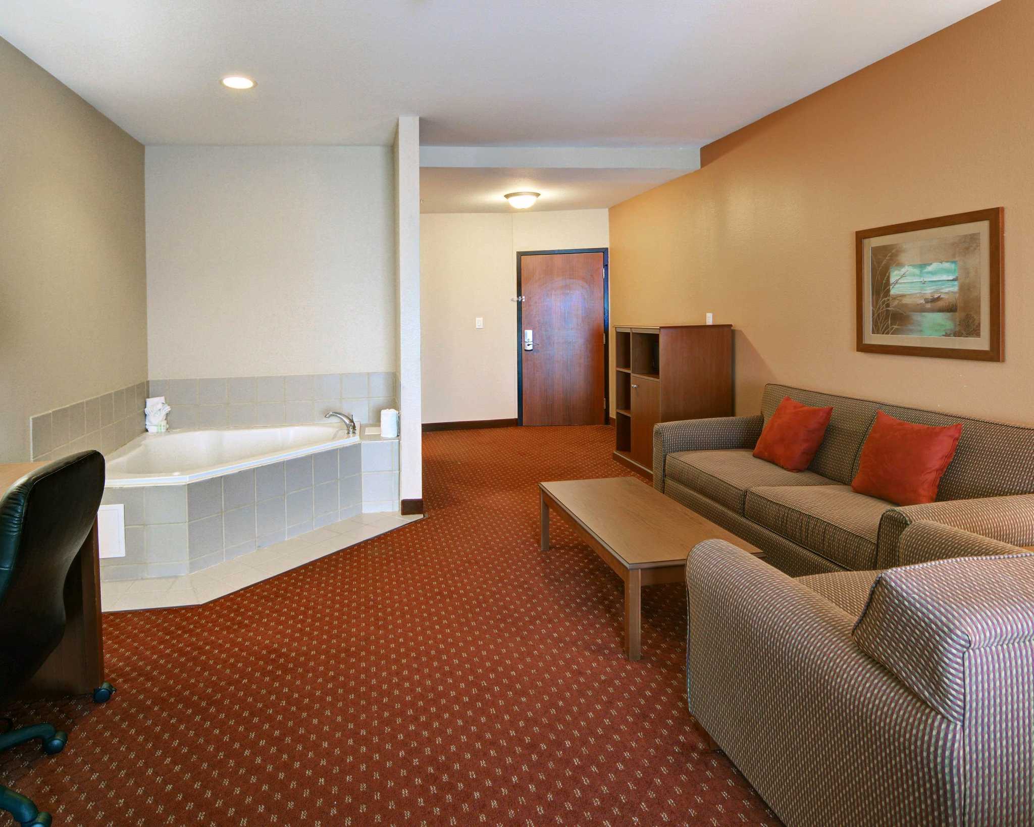 Quality Suites Near Cedar Creek Lake
