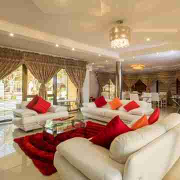 Ezulwini Guest House - Executive Double Room with Pool View, 2 Guests in Balito Rooms