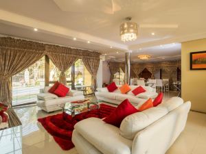 Ezulwini Guest House - Queen Room with Balcony for 2 Guests in Ballito
