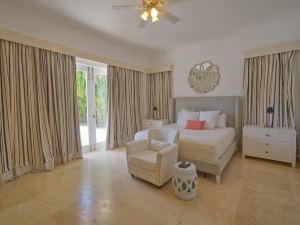 Fantastic 8-Bedroom Golf-Front Mansion Near the Beach