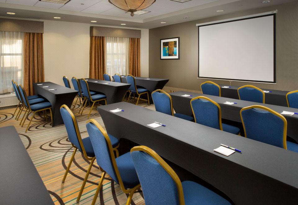 3. 홀리데이 인 익..