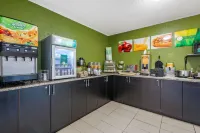 Quality Inn & Suites Leesburg Chain of Lakes - breakfast