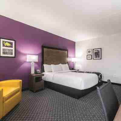 La Quinta Inn & Suites by Wyndham Salem NH Rooms