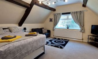 17th-Century One Bed Studio with Parking & Garden!