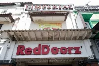 RedDoorz near Waterboom Lippo Cikarang Hotel di Cikarang Selatan