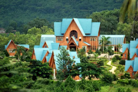 Aye Thar Yar Golf Resort Отели рядом с достопримечательностью «Shwe Yan Pyay Monastery»