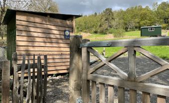 Cosy Woodland Off Grid Shepherds Hut - Hazel