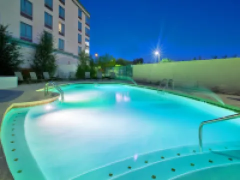 ฮอลิเดย์ อินน์ โฮเทล แอนด์ สวีทส์ ฟีนิกซ์ แอร์พอร์ต บาย IHG โรงแรมในฟีนิกซ์