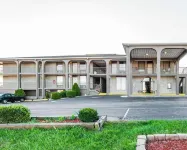 Quality Inn Hotel dekat Lowe's Garden Center