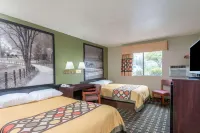 Super 8 by Wyndham Youngstown/Austintown Отели рядом с достопримечательностью «Strock Stone House»