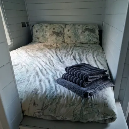 Glamping Hut - Sleeps 2, Hot Tub & Parking