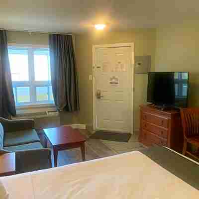 Hotel and Suites les Laurentides Rooms