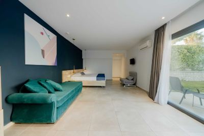 Family Room with Garden View