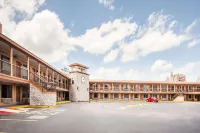 Days Inn by Wyndham San Antonio Alamo/Riverwalk - Parking