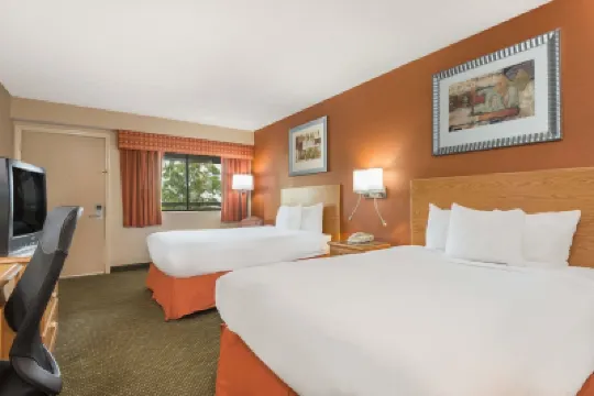 Days Inn by Wyndham Columbus Fairgrounds Hotels near MAPFRE Stadium