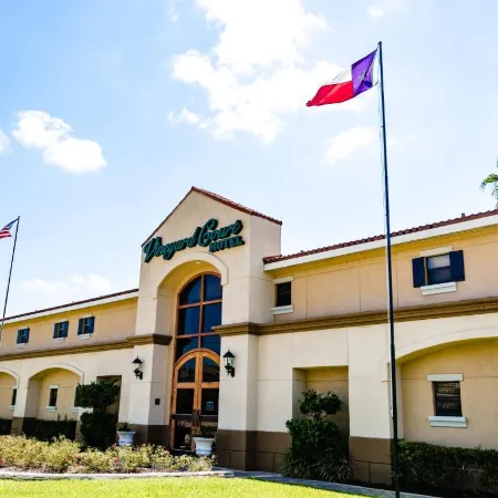 Vineyard Court Designer Suites Hotel