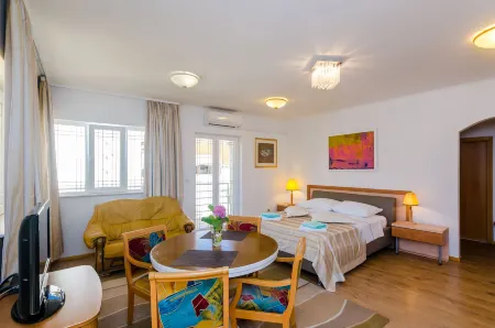 Apartments & Rooms V&M