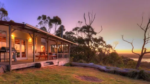 Island View Spa Cottage Hotels in Smithton