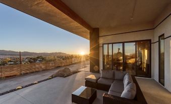 Desert Ridge - Hot Tub, Fire Pit, BBQ, Out Door Shower & Incredi 2 Bedroom Home by RedAwning