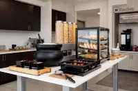 Hilton Garden Inn Folsom - breakfast