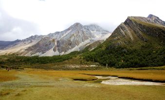 Super 8 Hotel (Entrance to Daocheng Yading Scenic Area)