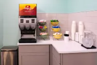 Days Inn & Suites by Wyndham San Antonio North/Stone Oak - breakfast