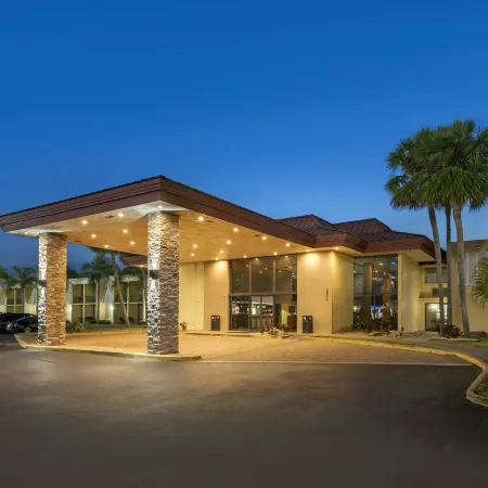 Best Western International Speedway Hotel Отели рядом с достопримечательностью «Аттракцион Daytona 500 Experience»