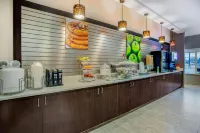 La Quinta Inn & Suites by Wyndham Andrews - breakfast