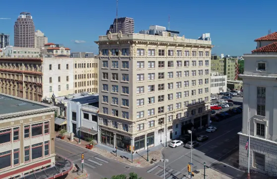 吉布斯市中心河濱酒店