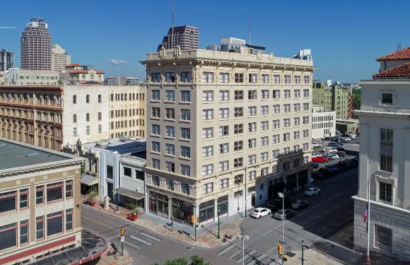 吉布斯市中心河濱酒店