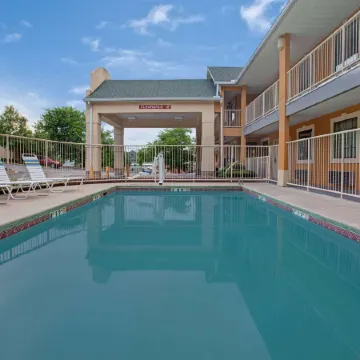 Days Inn by Wyndham Marietta White Water