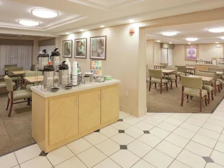 La Quinta Inn & Suites by Wyndham Warwick Providence Airport Отели рядом с достопримечательностью «lululemon»