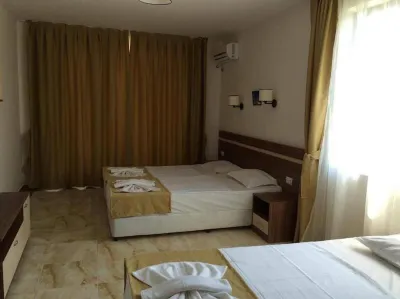 Flower Street Provides Accommodations with Free Wifi, Air Conditioning Hotel dekat Film Museum