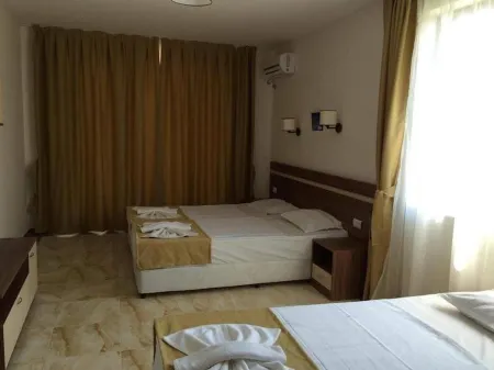 Flower Street Provides Accommodations with Free Wifi, Air Conditioning Отели в г. Санни-Бич