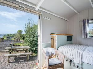Haven View - 1 Bed Shepherds Hut - St Ishmael's